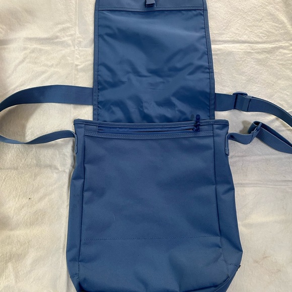 Herschel Messenger bag. Only used a few times. - Picture 2 of 3